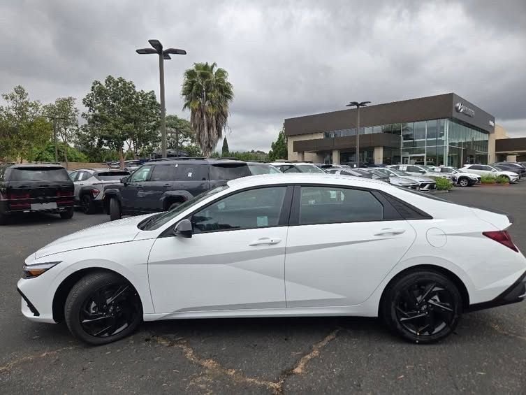 Used 2026 White Hyundai SEL Sport image 6