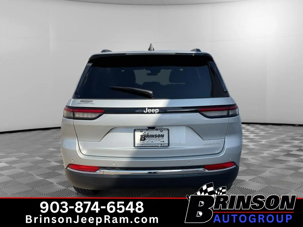 New 2026 Silver Zynith Exterior Paint Jeep Laredo X image 4