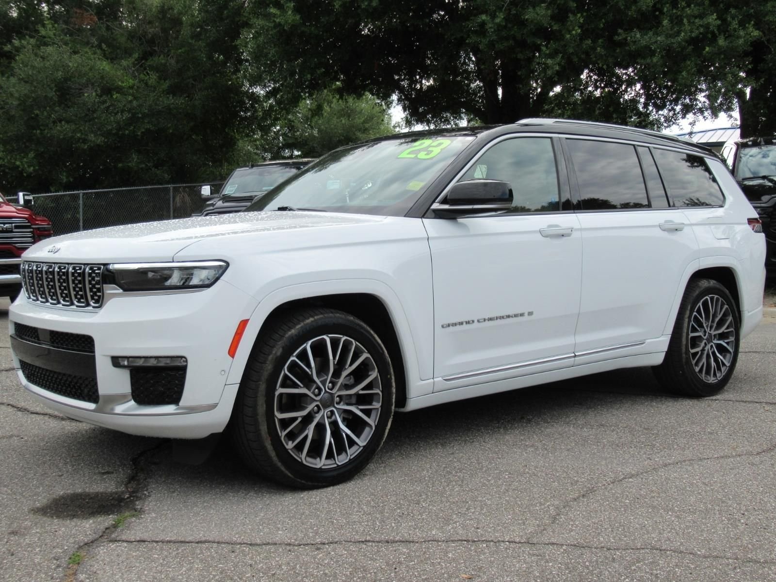 Used 2023 White Jeep Summit image 3