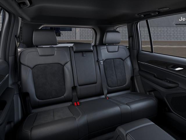 New 2026 Diamond Black Crystal Pearl-Coat Exterior Paint Jeep Laredo Altitude image 41