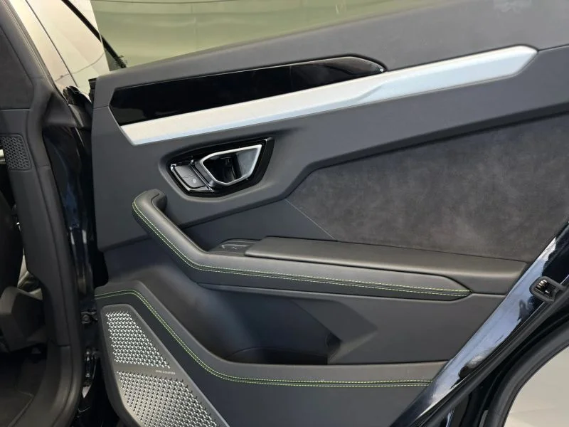 Used 2022  Lamborghini Sport Utility 4D image 37