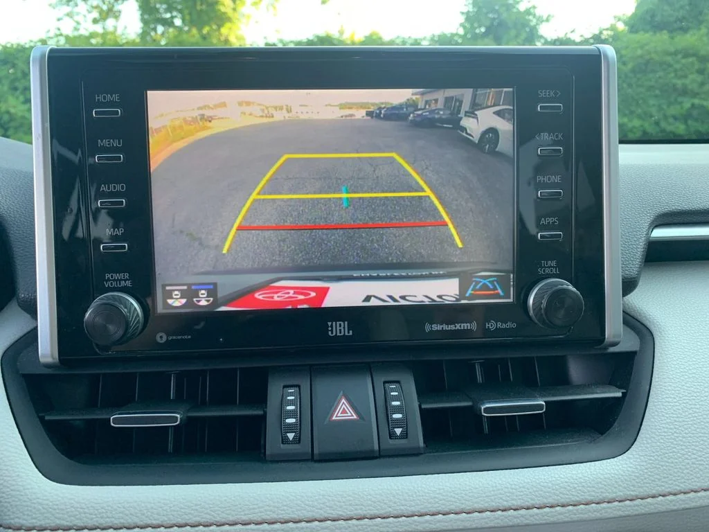Used 2020  Toyota XLE Premium image 24