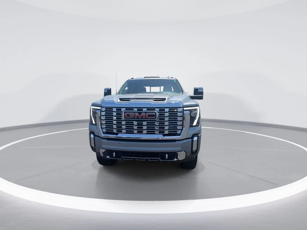Used 2024 Silver GMC Denali image 3