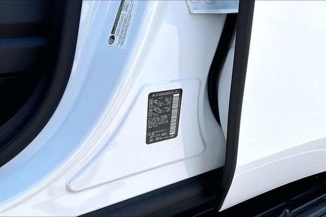 New 2027 2T RADIANT WHIT INFINITI SPORT image 36
