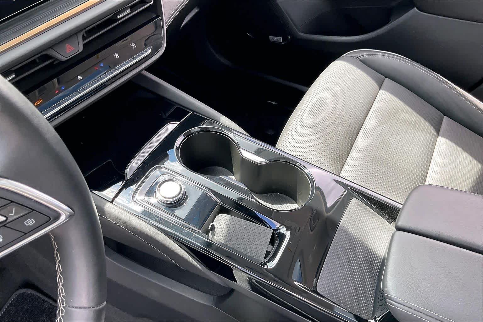 Used 2025 White Frost Tricoat Buick Avenir image 17