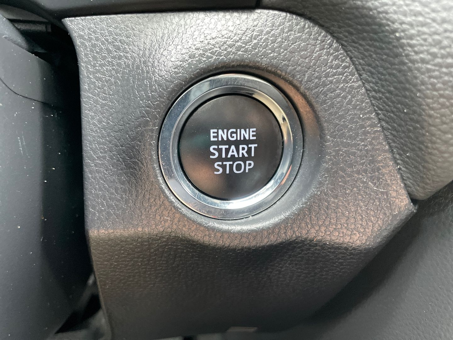 2025 Toyota RAV4 XLE - Photo 23
