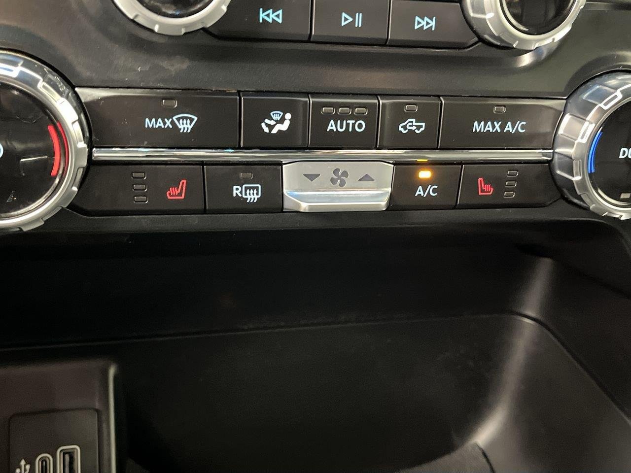 Used 2025 Iconic Silver Ford XLT image 23