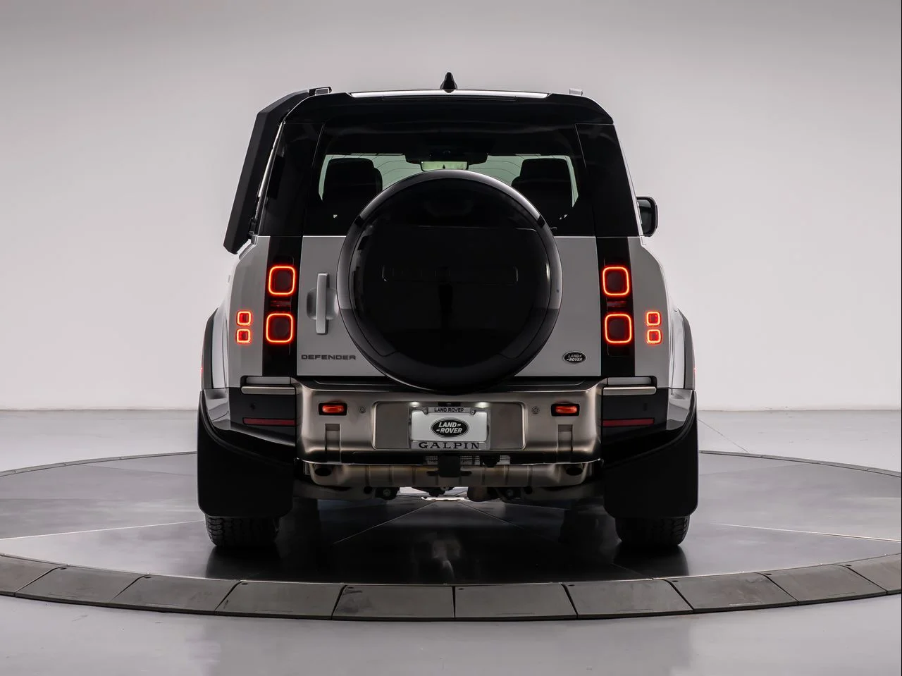 Used 2023 Hakuba Silver Metallic Land Rover 110 X image 4
