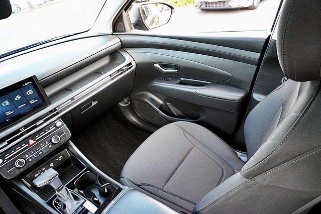 Used 2025 Black Hyundai SE image 21