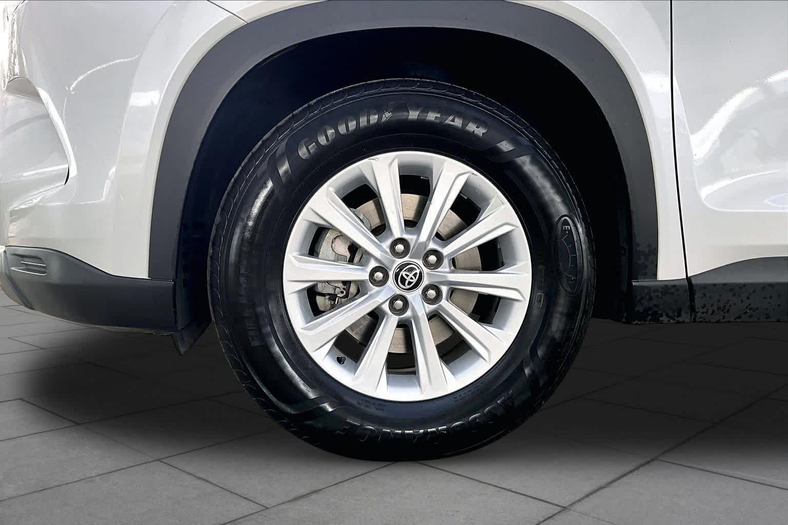 Used 2024 Wind Chill Pearl Toyota XLE image 11