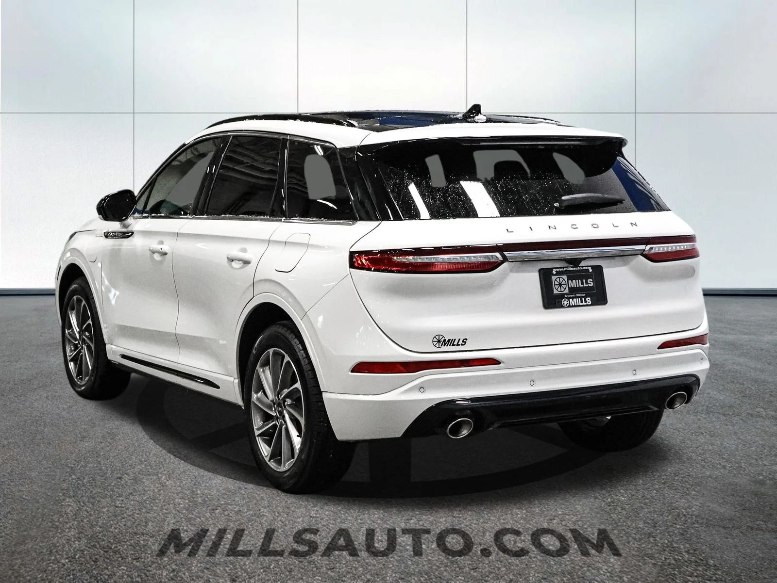 Certified Used 2025 White Lincoln Grand Touring image 5