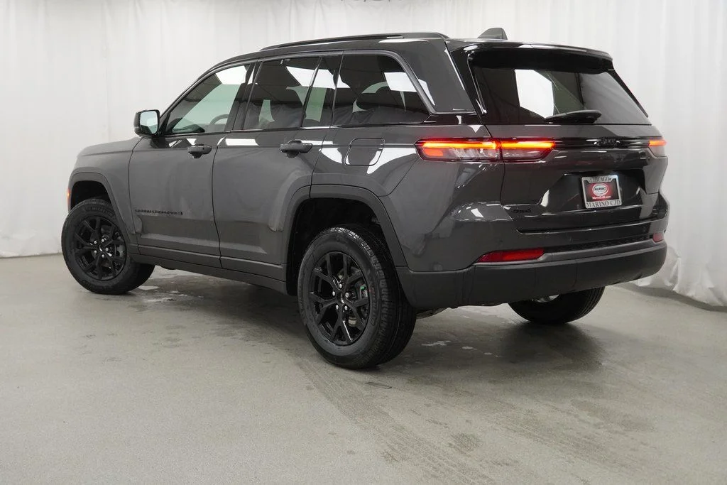 New 2026 Baltic Gray Metallic Clear-Coat Exterior Paint Jeep Altitude image 13