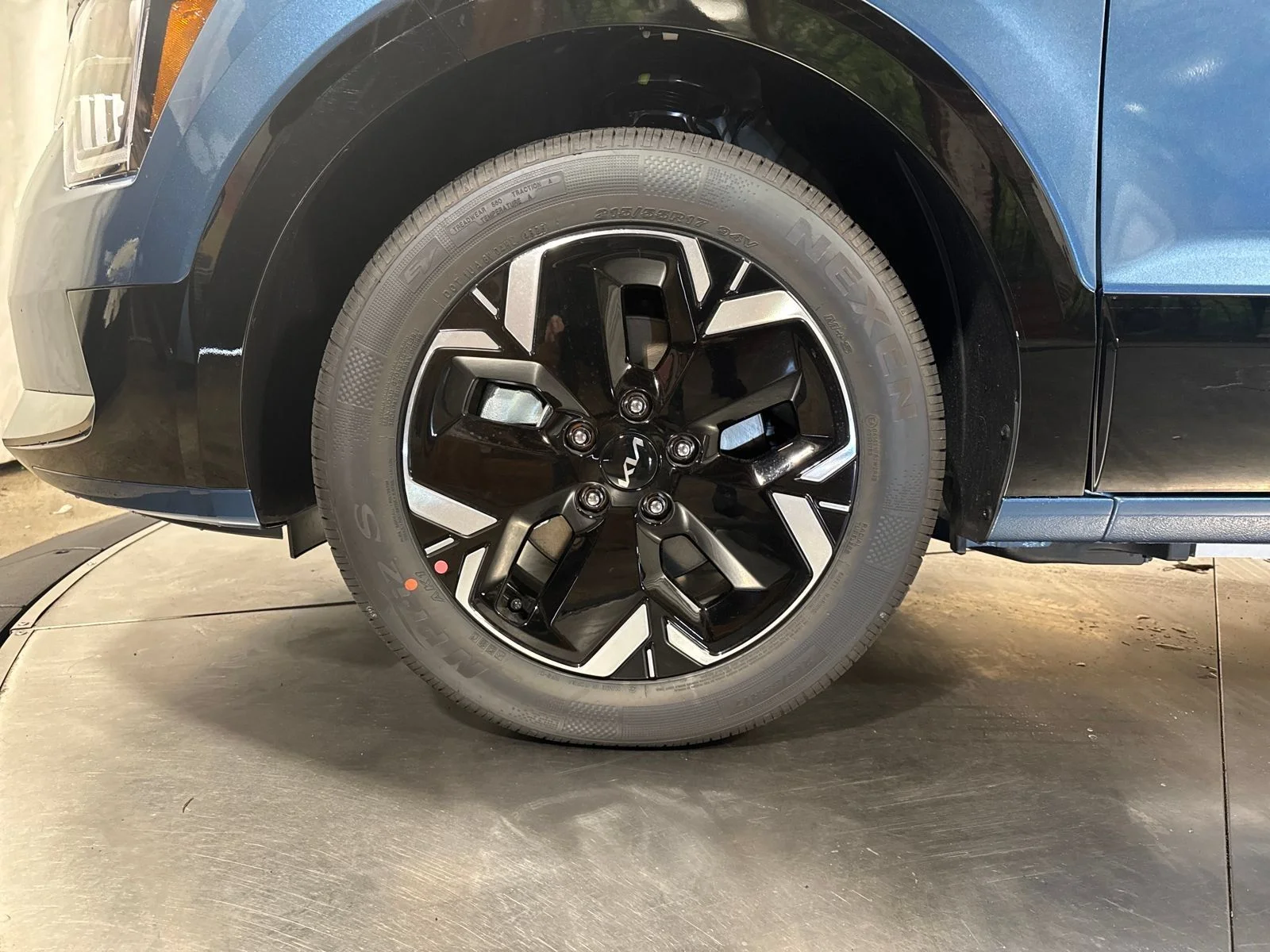 New 2026 Mineral Blue Kia Wind image 2