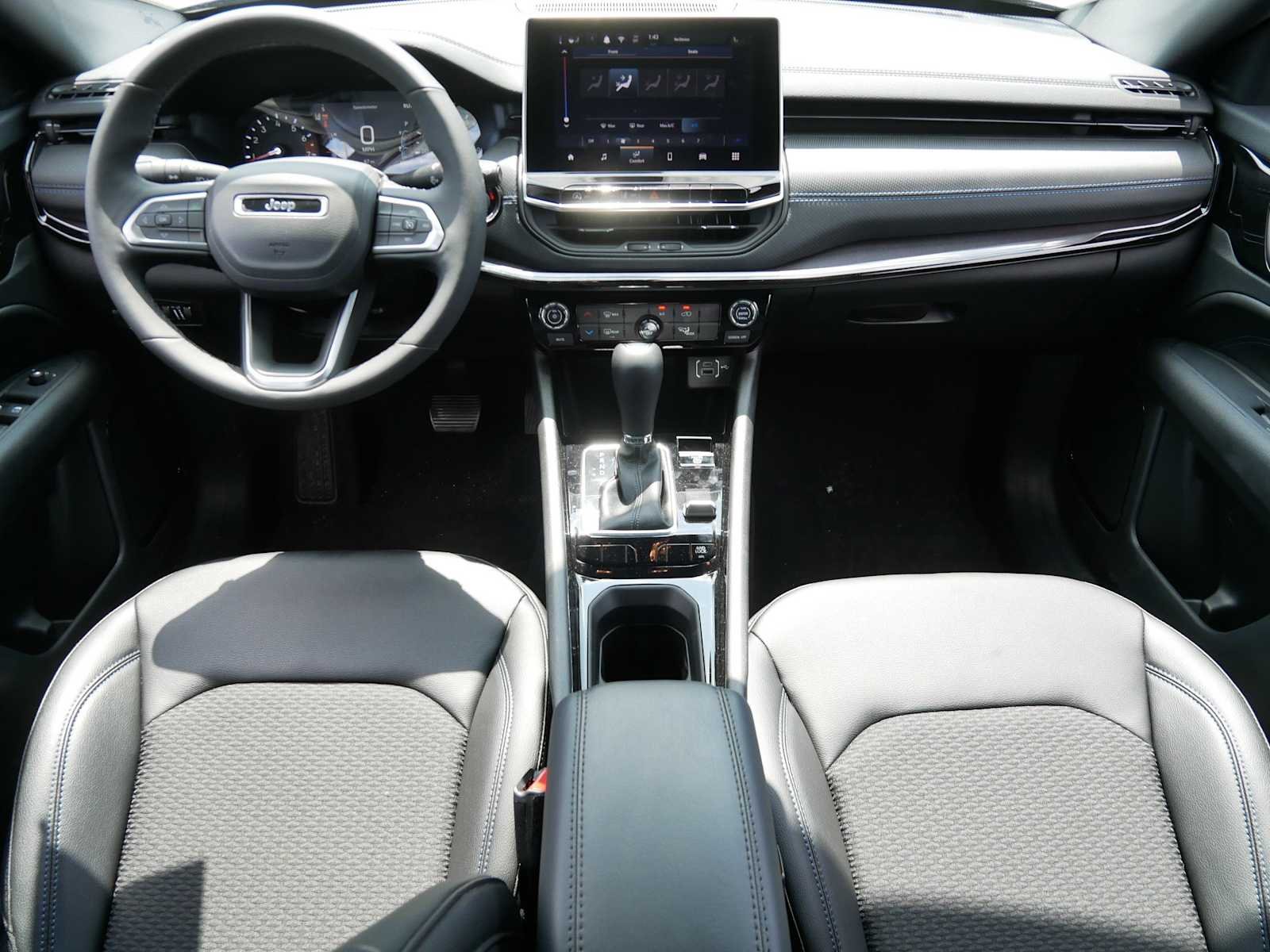 New 2026 Diamond Black Crystal Pearl-Coat Exterior Paint Jeep Latitude image 11