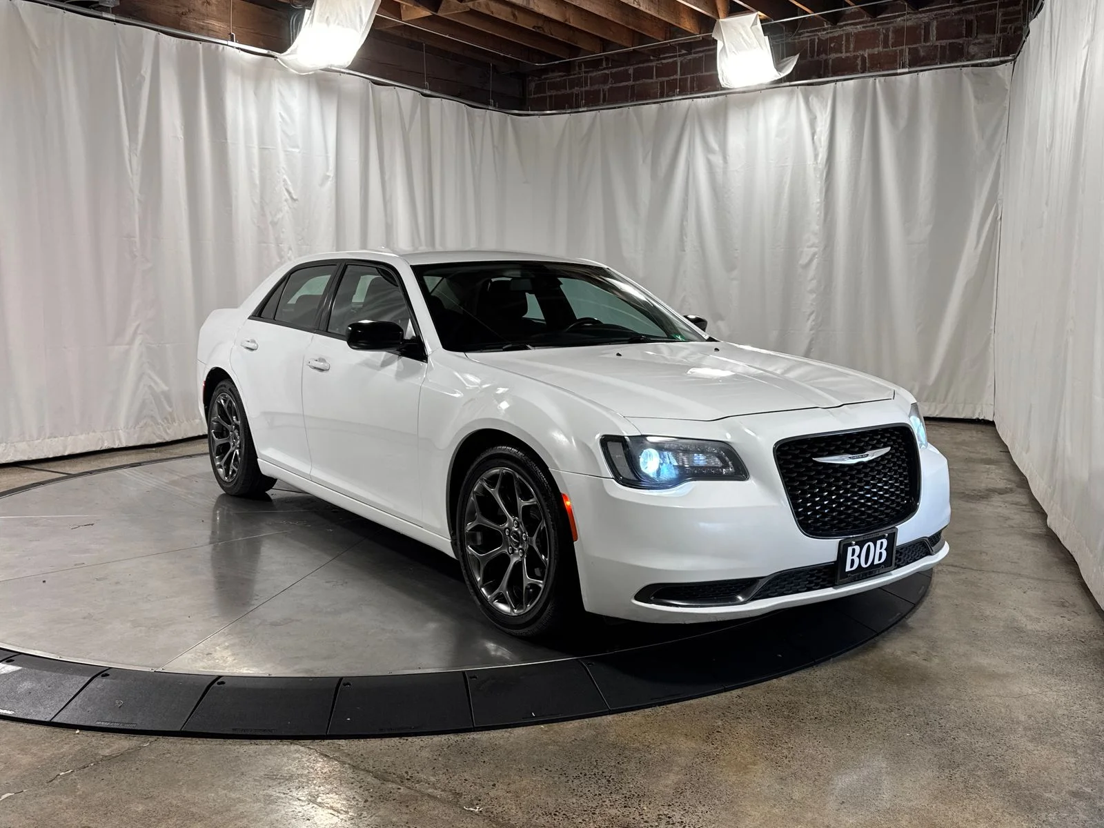 Used 2018 Bright White Clearcoat Chrysler Touring image 10
