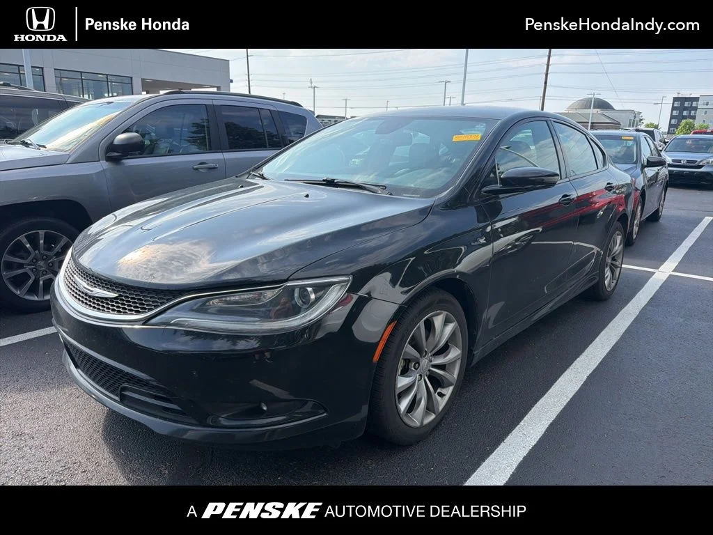 2016 Chrysler 200 S's photo