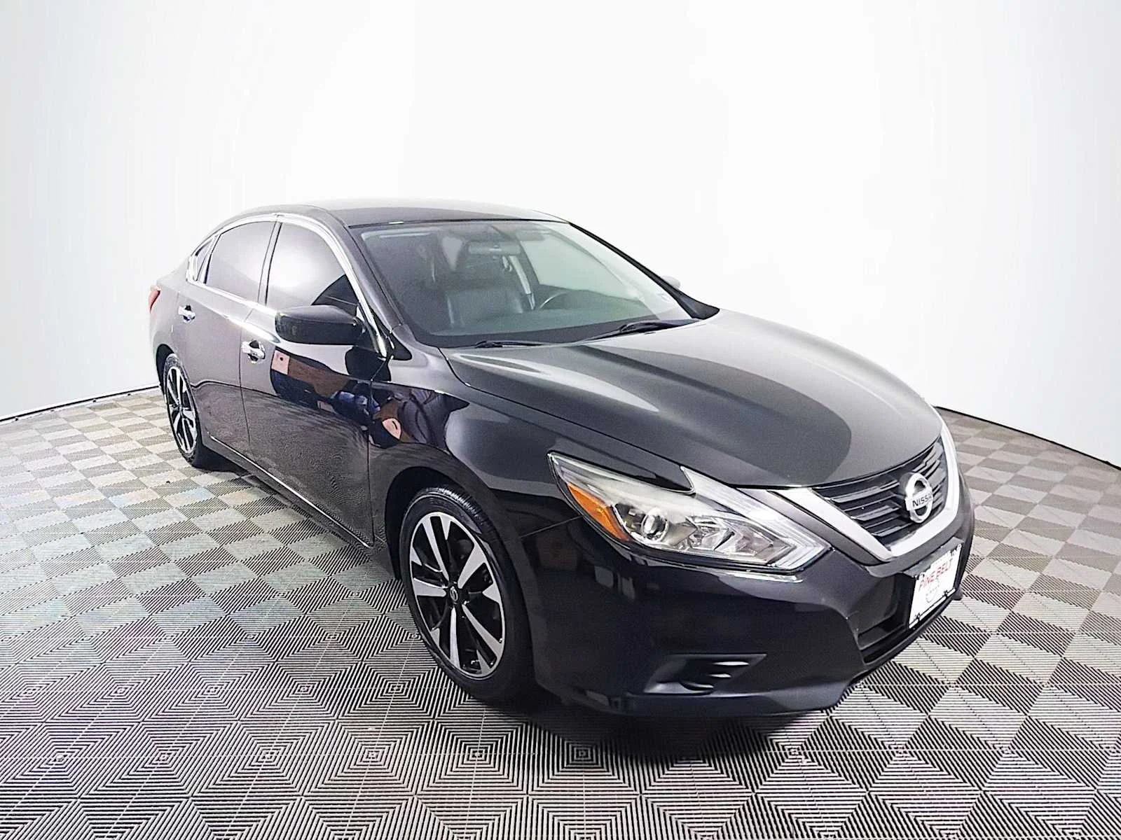 Used 2018 Super Black Nissan 2.5 SR image 3