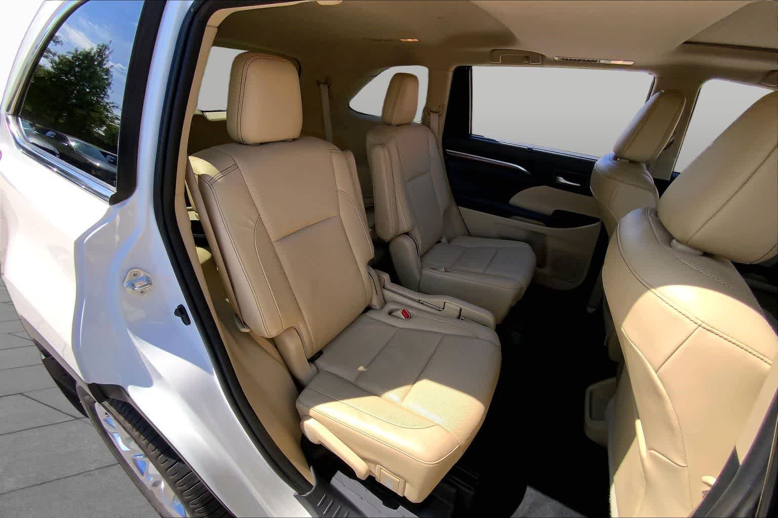 Used 2019 Blizzard Pearl Toyota Limited image 21