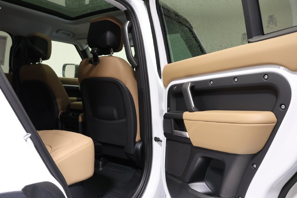 New 2026 Fuji White LAND ROVER S image 44