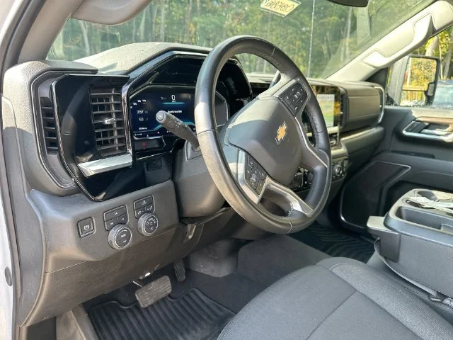 Used 2025 White Chevrolet LT image 13