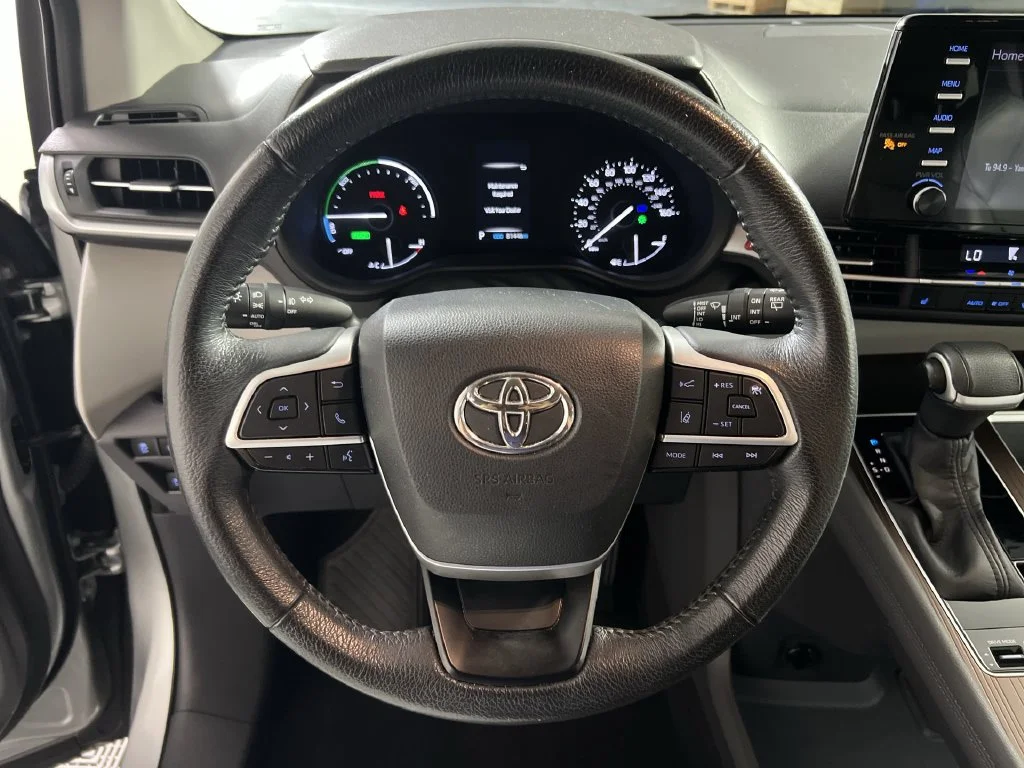 Used 2022 Silver Toyota XLE image 11