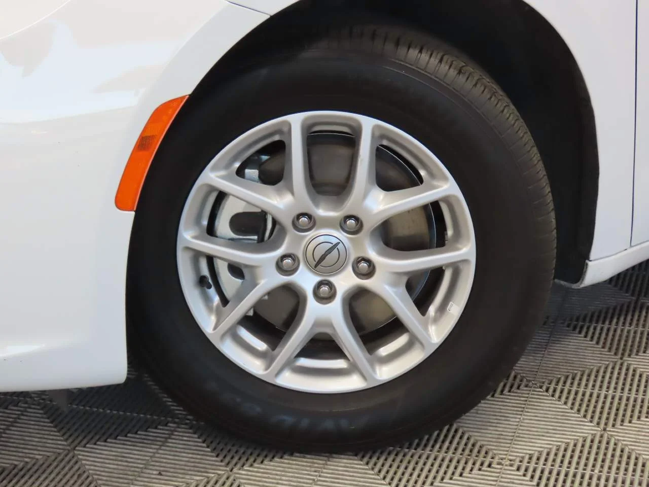 Used 2025 Bright White Clear Coat Chrysler Select image 5