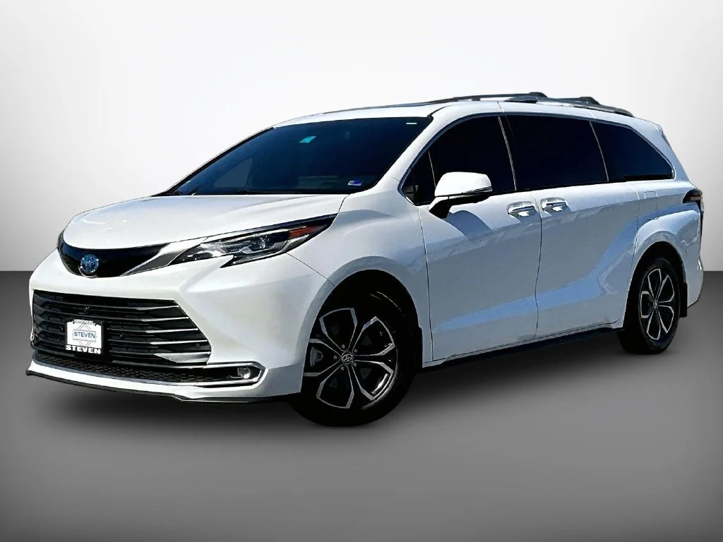 Used 2025 Wind Chill Pearl Toyota Platinum image 3