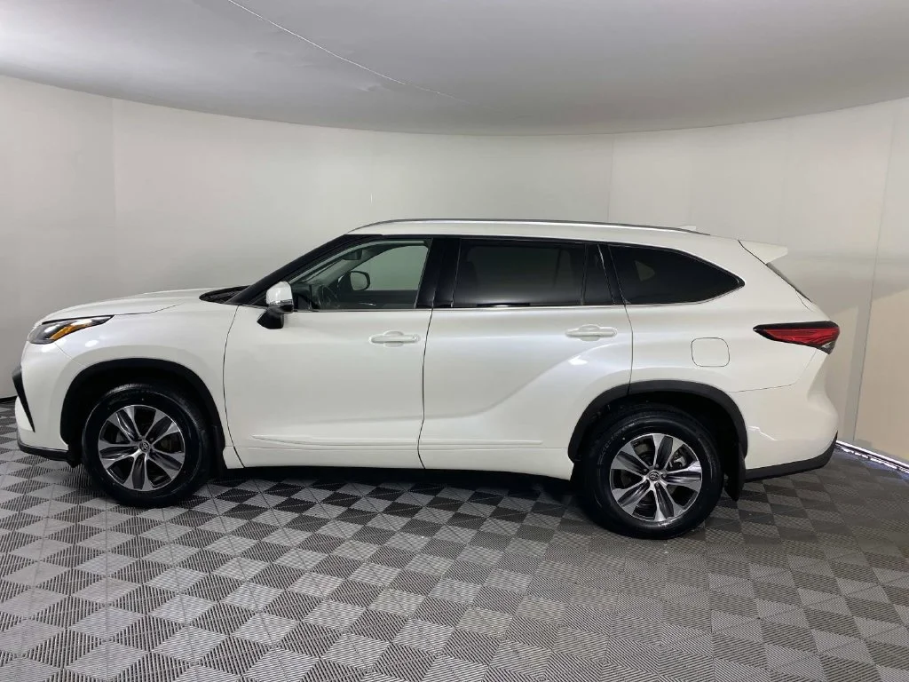 Used 2021 Blizzard Pearl Toyota XLE image 5