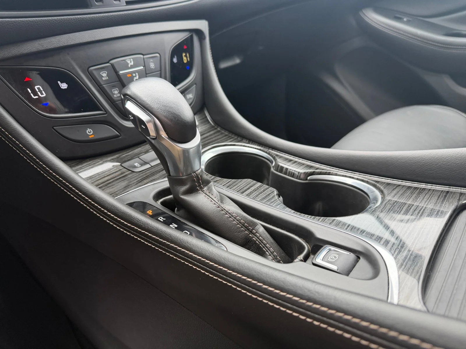 Used 2017 Summit White Buick Essence image 22