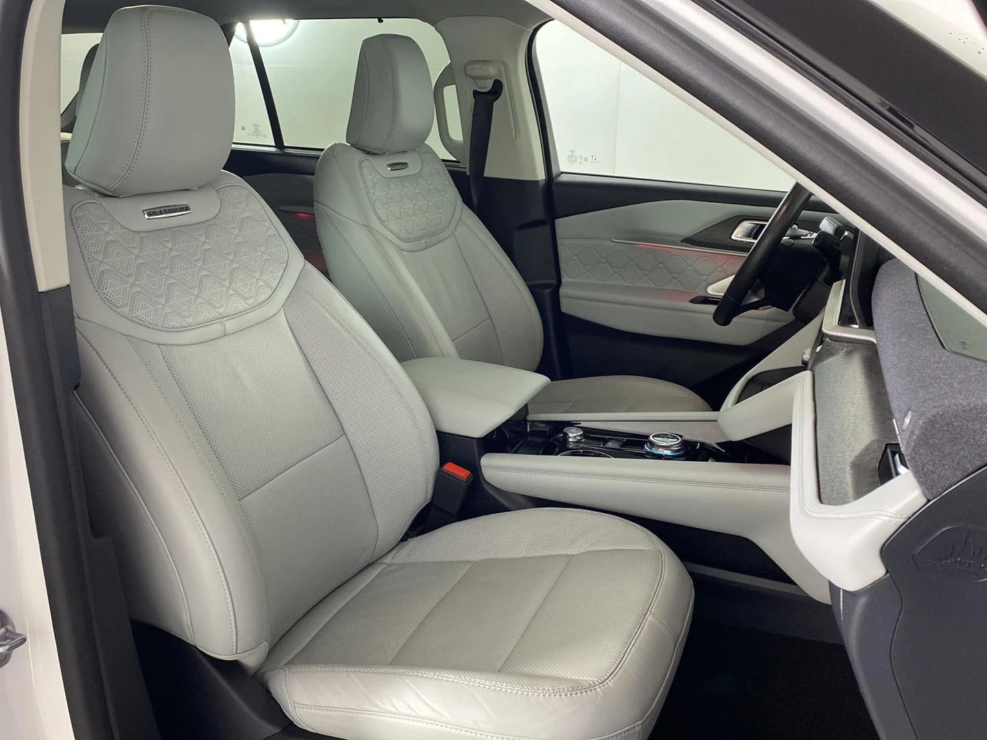 Used 2025 Star White Metallic Tri-Coat Ford Platinum image 25