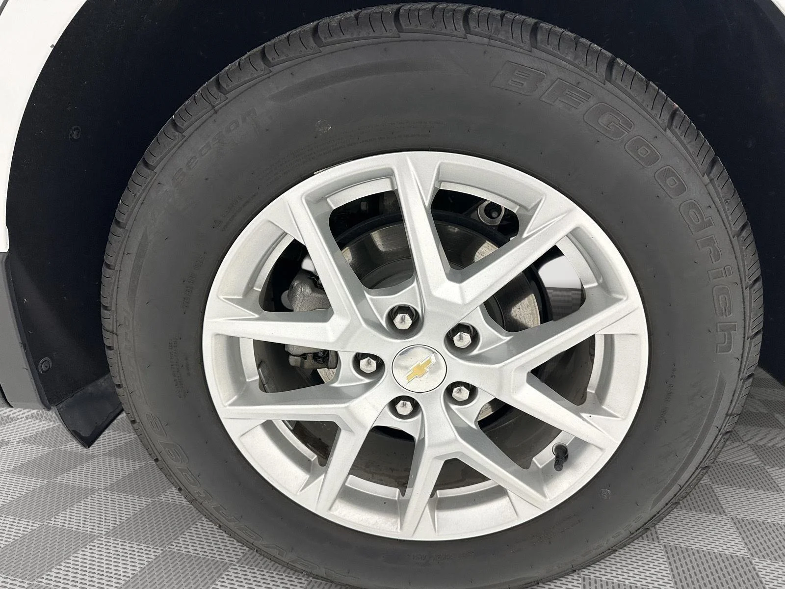 Used 2024 Summit White Chevrolet LT image 30