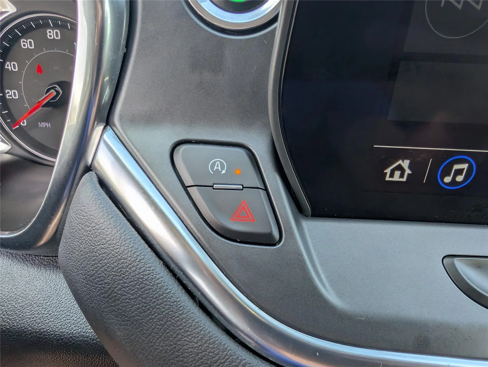 Used 2024 Summit White Chevrolet 3LT image 17