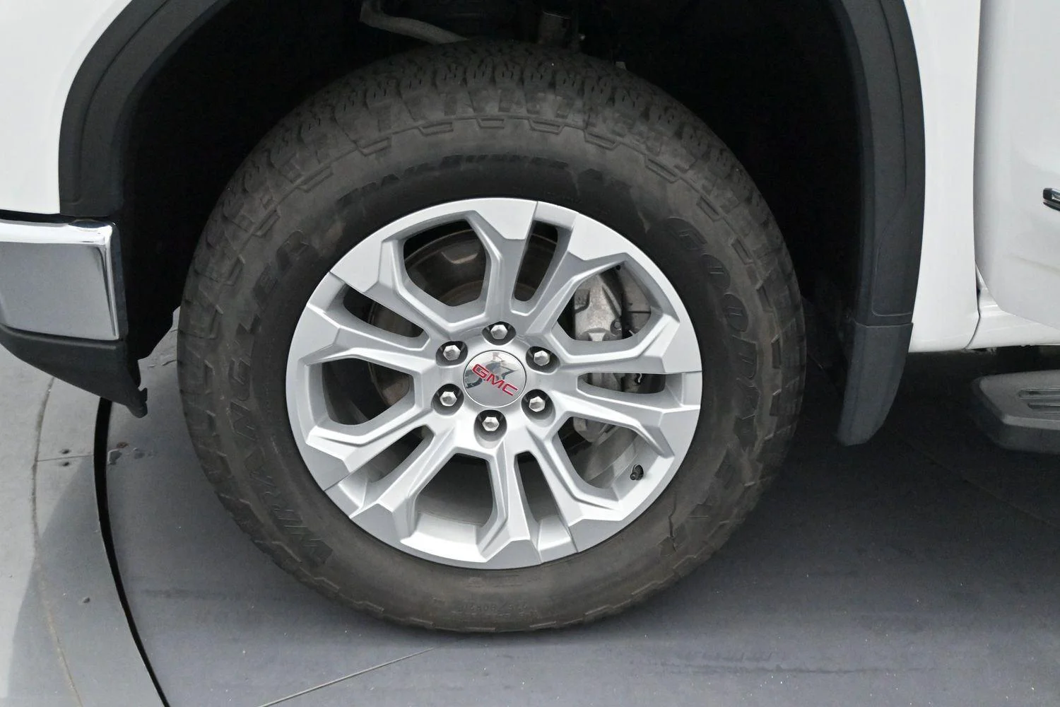 Used 2023 Summit White GMC SLT image 38