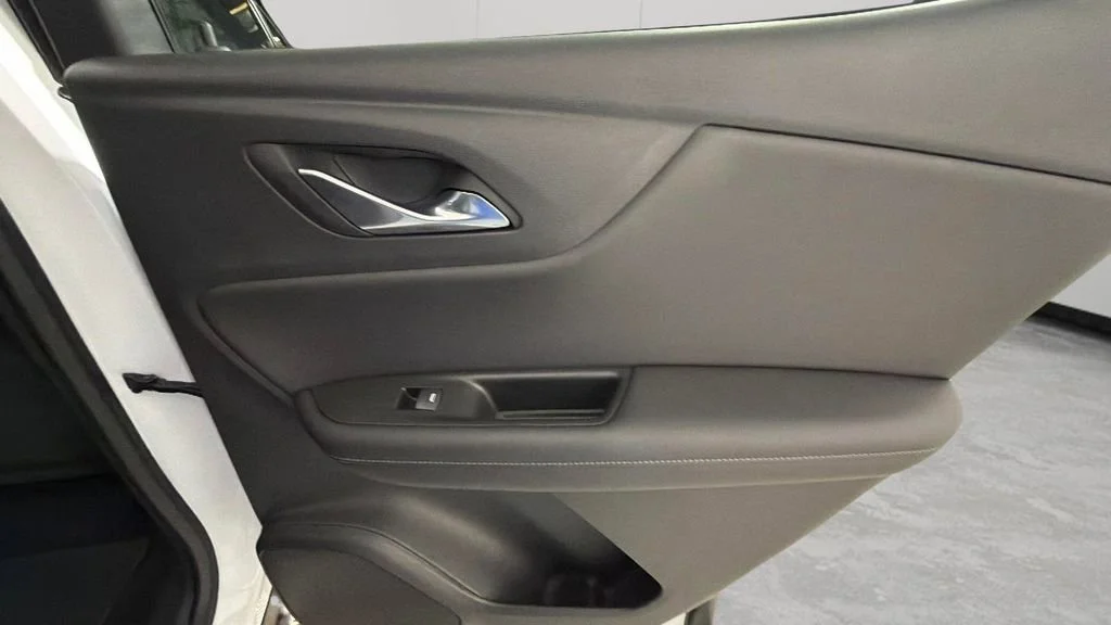Used 2022 Summit White Chevrolet 2LT image 32
