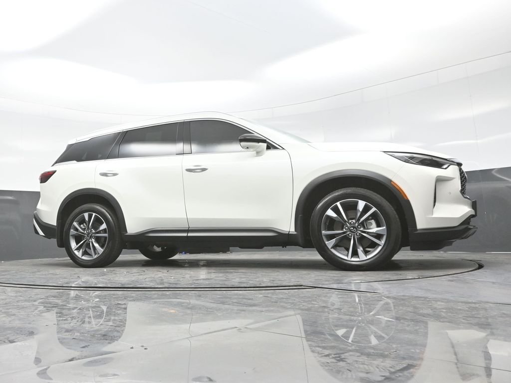 Used 2023 White INFINITI LUXE image 30