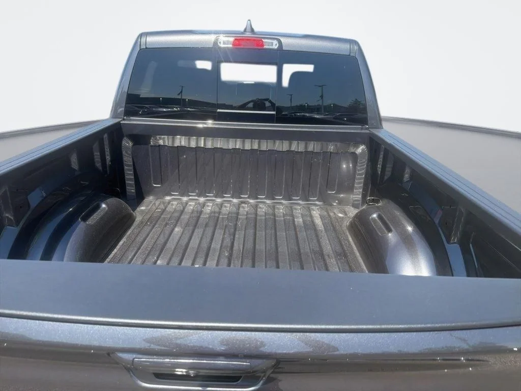 New 2026 Granite Crystal Metallic Clear-Coat Exterior Paint RAM Laramie image 12