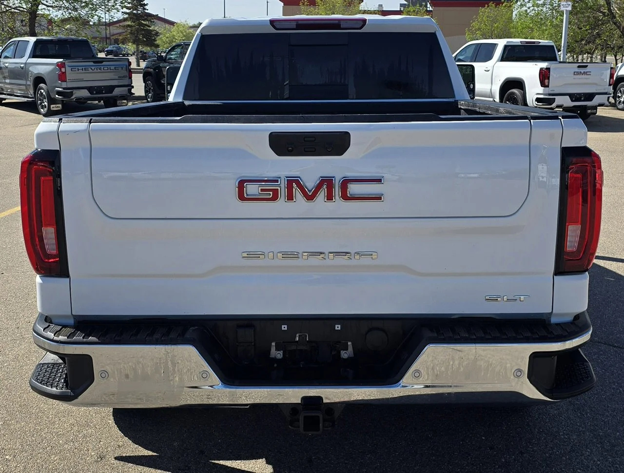 Used 2025 White GMC SLT Crew Cab image 4