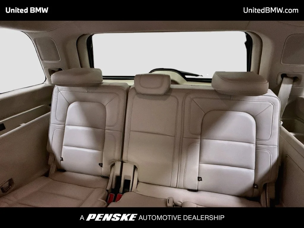 Used 2019 White Platinum Clearcoat Metallic Lincoln Reserve image 21