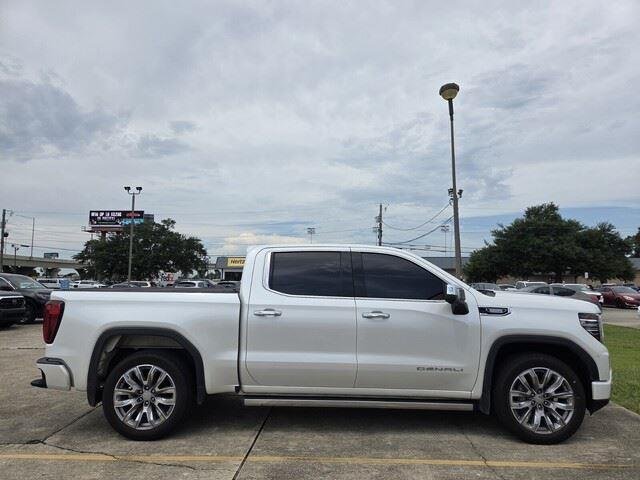 Used 2022 White Frost Tricoat GMC Denali image 5