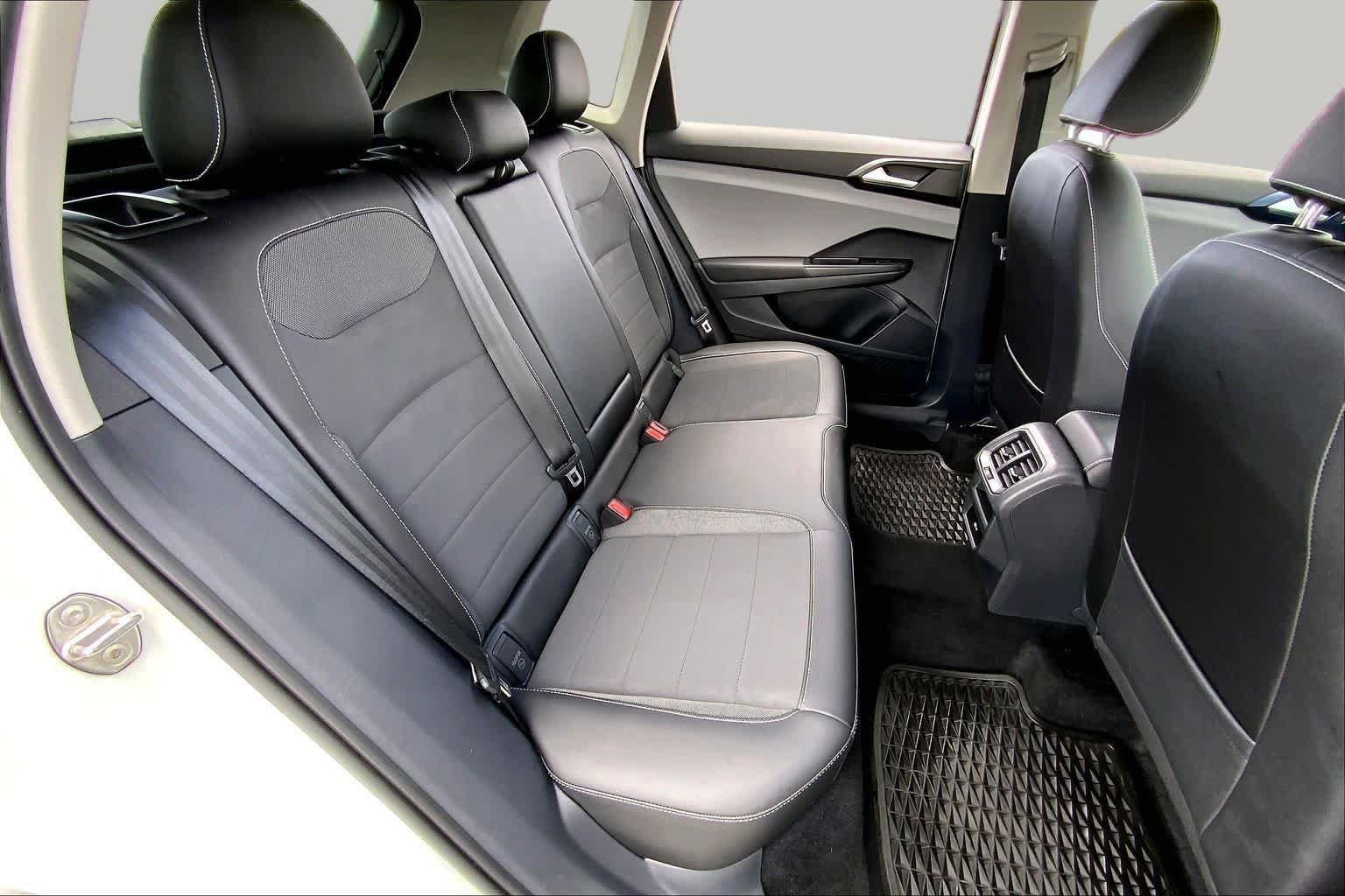 Used 2022 Pure White Volkswagen SE image 19