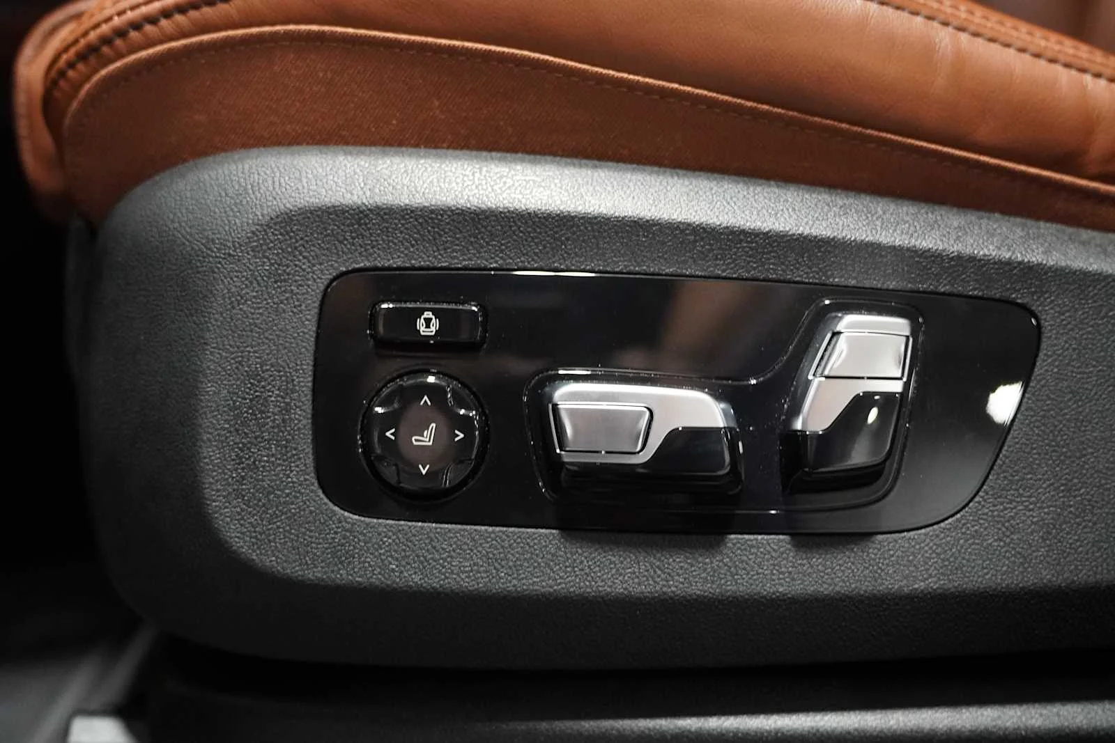 Certified Used 2025 Ametrin Metallic BMW M60i image 14