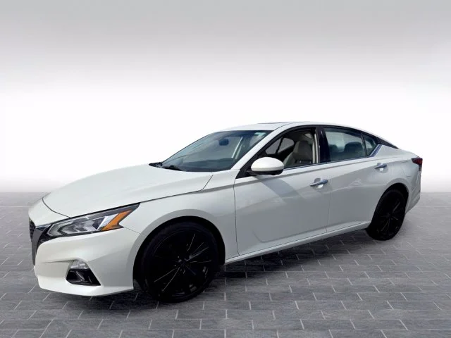 Used 2022 White Nissan 2.5 Platinum image 3