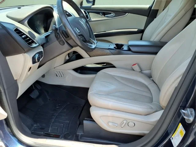 Used 2017 Blue Lincoln Select image 15