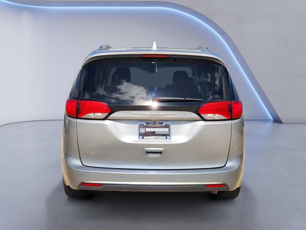 Used 2018 Billet Silver Metallic Clearcoat Chrysler Touring L image 8