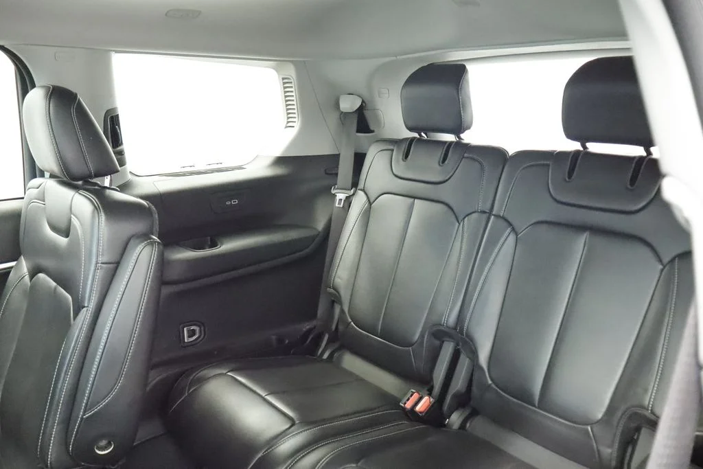 Used 2022 Silver Jeep Limited image 10