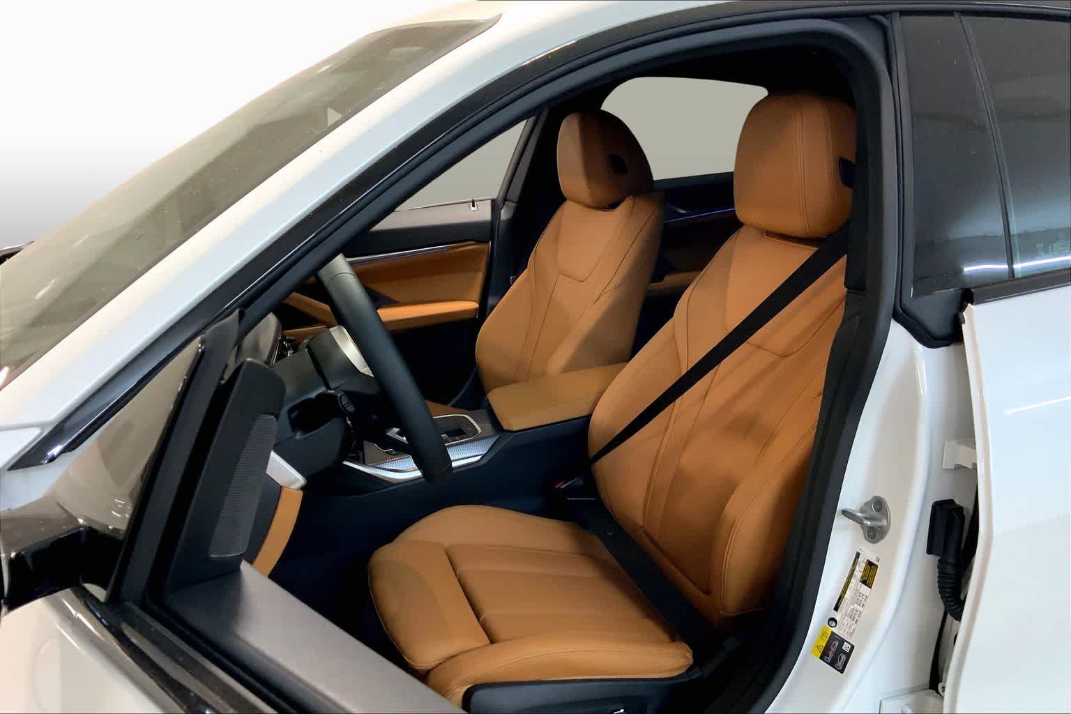 New 2026 Mineral White Metallic BMW xDrive40 image 9