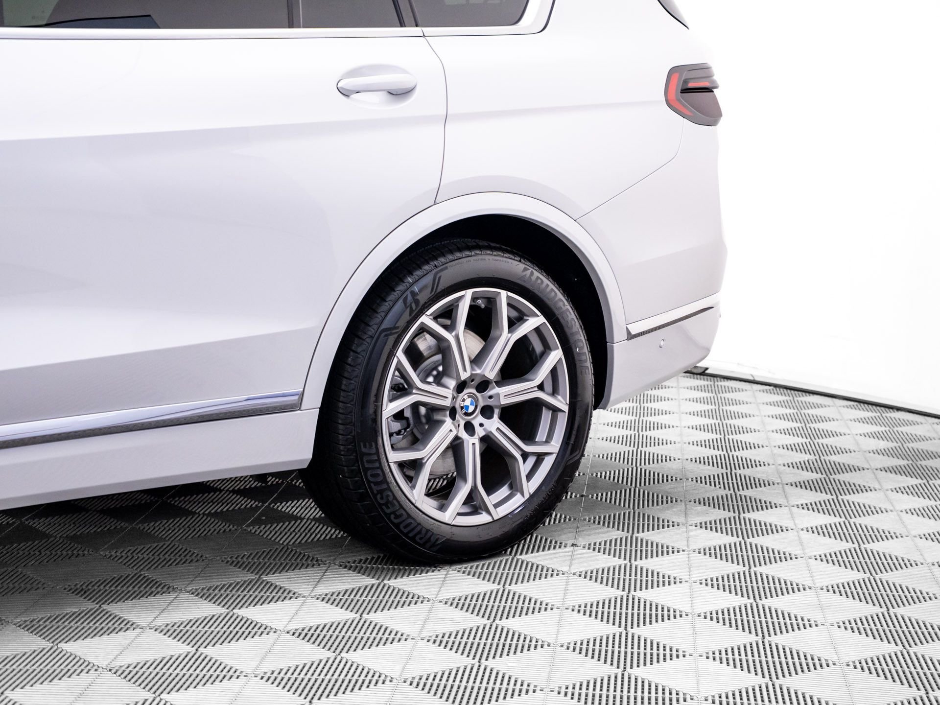 New 2026 Mineral White Metallic BMW xDrive40i image 36