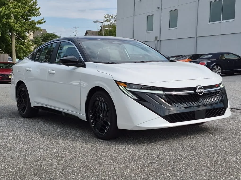 New 2027 Aspen White Tricoat/Super Black Nissan SR image 2