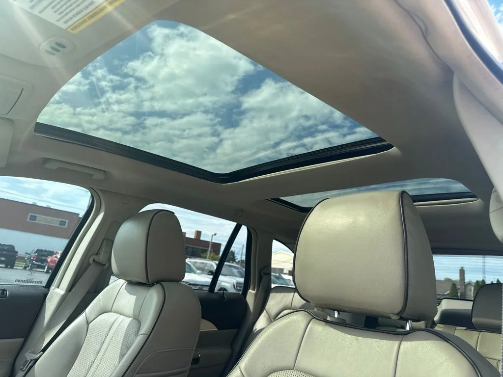 Used 2015 White Lincoln Base image 9