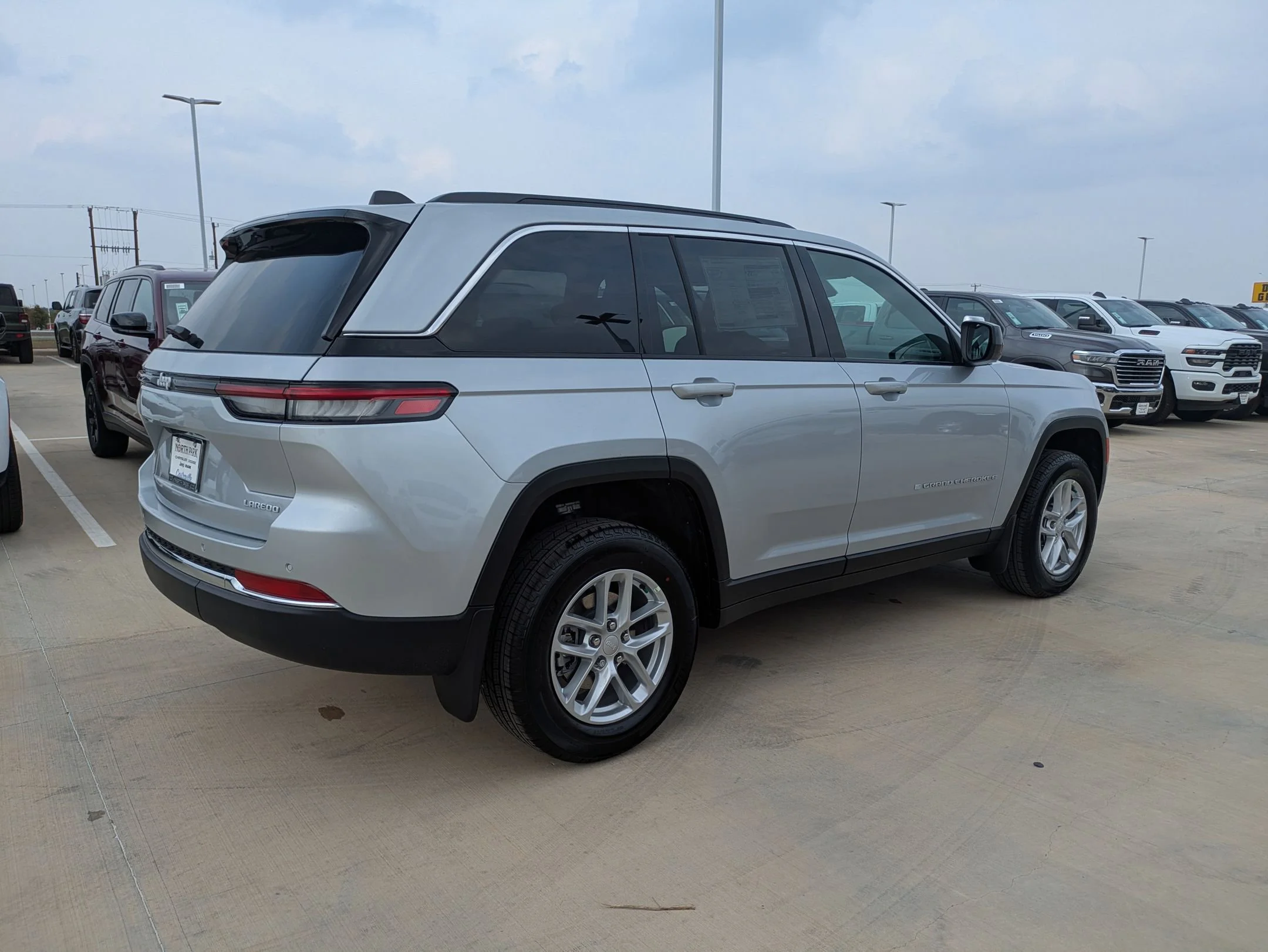 New 2025 Silver Zynith Exterior Paint Jeep Laredo image 2